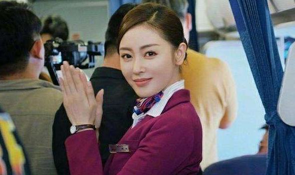 李沁、张天爱《中国机长》饰演空姐，谁更符合空姐形象呢？