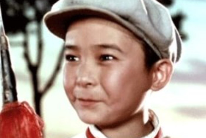 曾是中国家喻户晓的童星，12岁参演《闪闪的红星》，现在怎么样了？