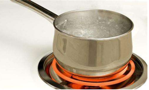 经试验调查证明,自来水加热后随着水煮沸次数的增多,水中的亚硝酸盐