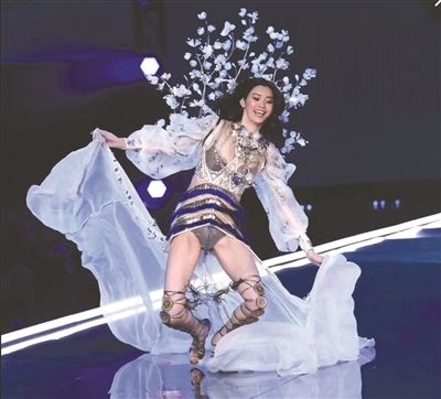 韩女团表演时内衣滑落，还有哪些明星出过类似的尴尬事？