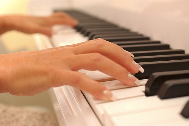 弹钢琴手臂很紧怎么办？