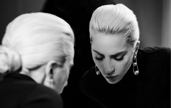 人们十分喜爱Lady Gaga的原因有哪些方面？