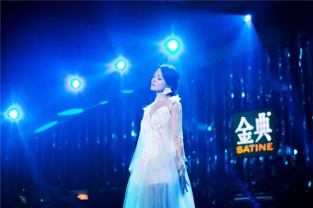 张韶涵唱流浪记流泪不止，当年她是怎样被妈妈拖下神坛的？