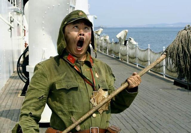 日本士兵帽为何要用两块布遮住耳朵？