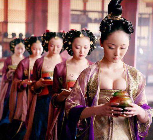 唐朝是封建社会的鼎盛时期，为什么女人着装却流行袒胸装？