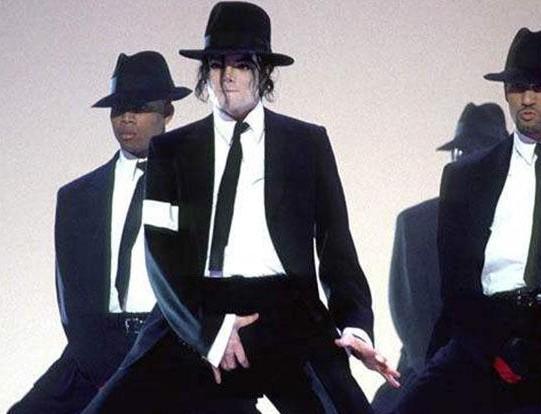 迈克尔杰克逊跳舞的时候为什么老是喜欢“抓裤裆？