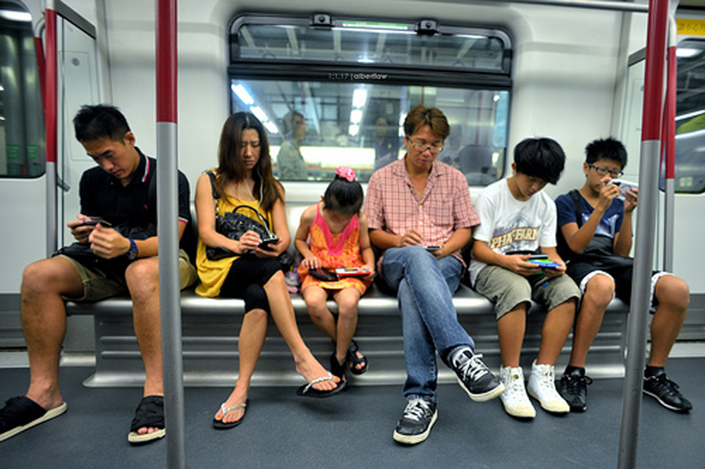 坐地铁和公交的时候，如果不玩手机，你会干什么呢？