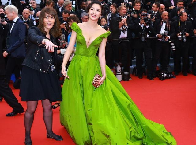 中国女星在国外走红毯有哪些尴尬的场景？