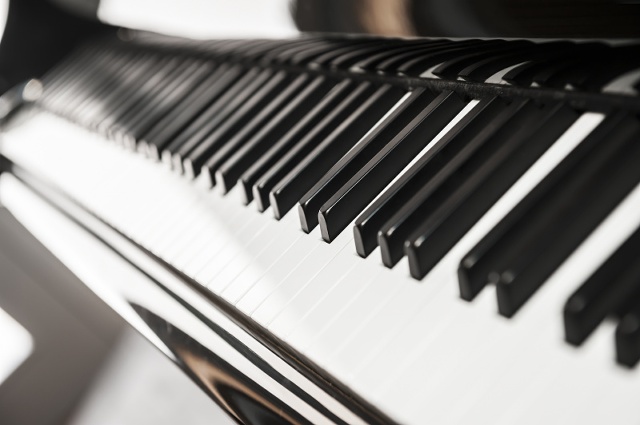 钢琴弹奏出的声音生硬是什么原因呢？