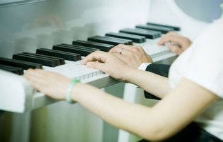 如果成人零基础学钢琴，应该选择哪个教材比较好？