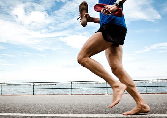 赤脚跑步可以减少运动损伤？