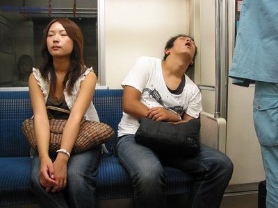 地铁上男生靠在你肩膀上睡着了，你会怎么做？