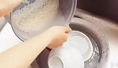 如何防止洗洁精残留在碗碟上呢？