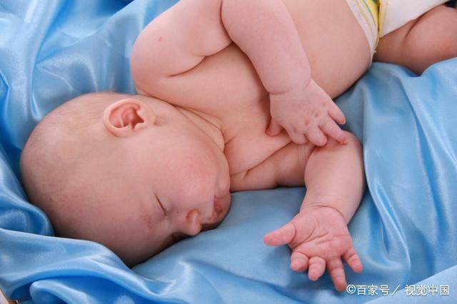 如何解决宝宝睡觉踢被子？