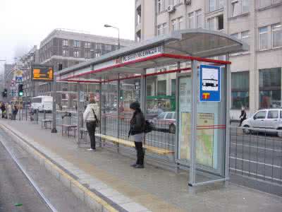 公交车站遇到小偷在偷别人，怎么办？