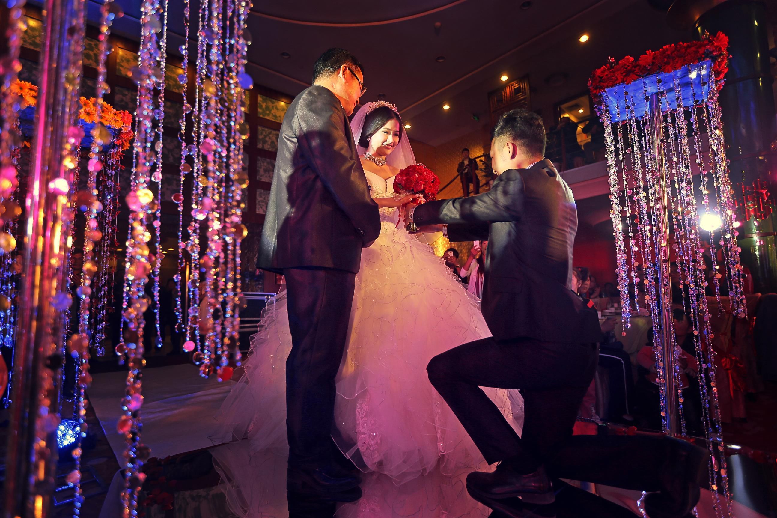 如何保证婚礼摄影师拍出你想要的效果？