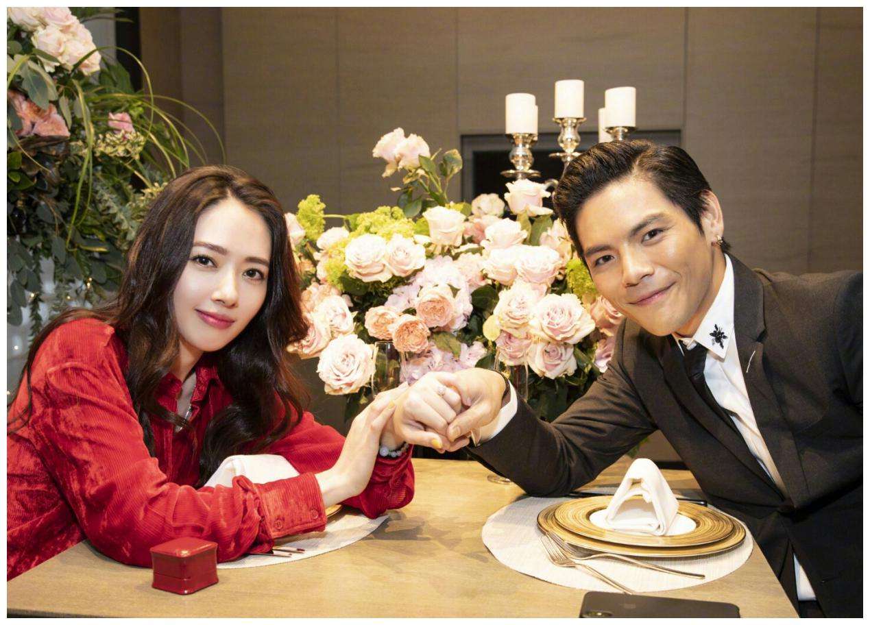 向佐和郭碧婷坐玫瑰花堆拥抱对视，他们是真爱吗？