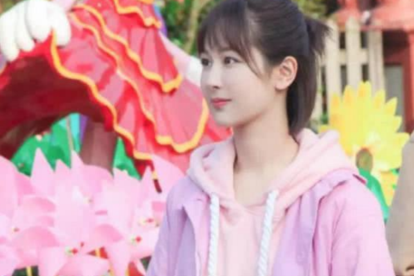 为什么杨紫在《亲爱的热爱的》中的服饰以粉色为主？