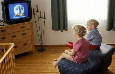 小时候你看电视时，父母是如何“神逻辑教育”？