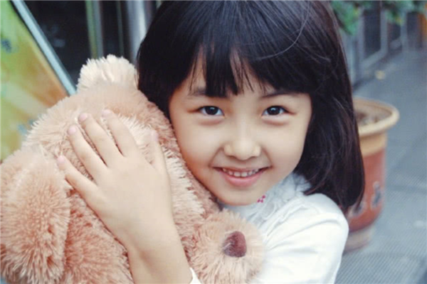 张子枫童年照超可爱，女友从小美到大是种什么体验？
