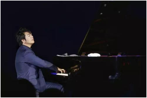 一些钢琴家弹奏时夸张的表情是内心情绪流露还是表演性质？