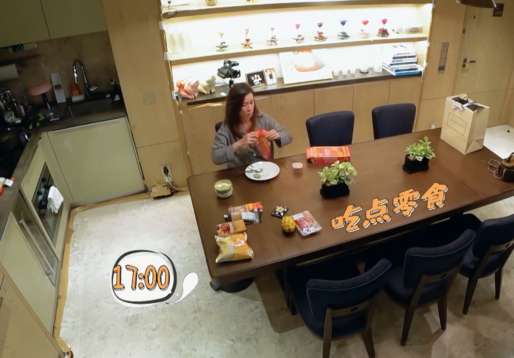 佘诗曼一个人住大房子，她为何一天吃六餐？