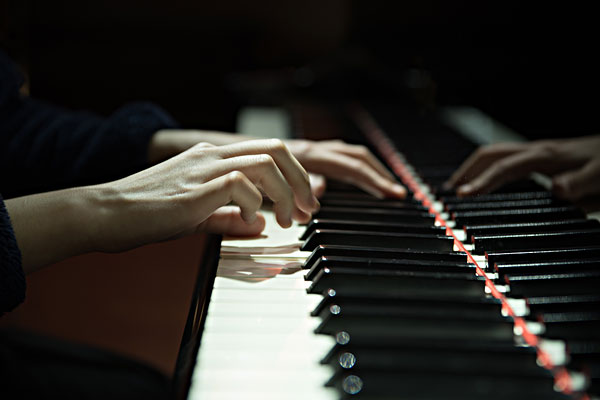 弹钢琴如何发力并保持好手型？