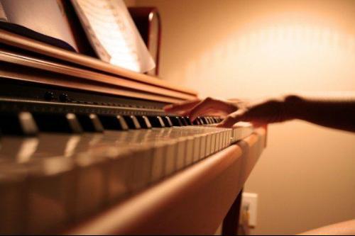 弹钢琴一定要手指细长吗