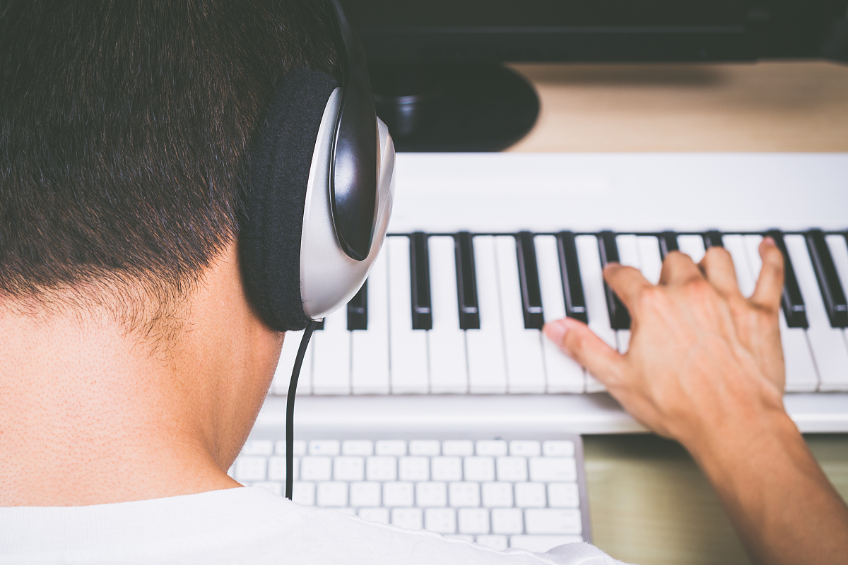 专业作曲人，如何练习内心听觉以及提高记谱速度？