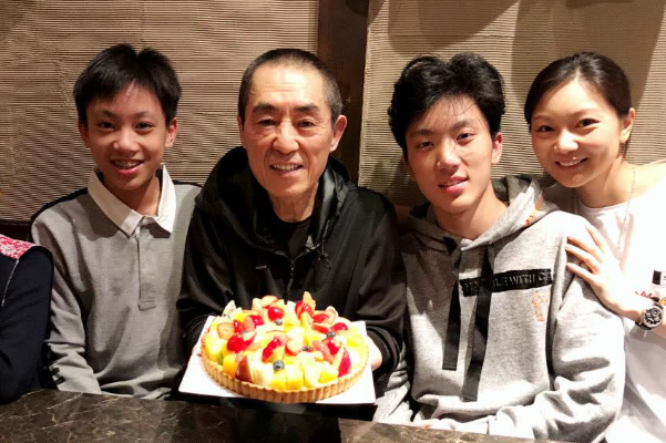 张艺谋16岁儿子过生日，顶级星二代的他为何吃自制蛋糕和长寿面庆祝？