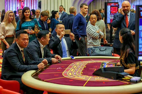 在赌场里赌钱看见出老千的人，你会上前去揭穿他吗？