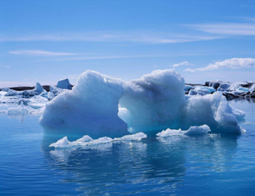 冷冻成固体的冰为什么还会浮在水面？