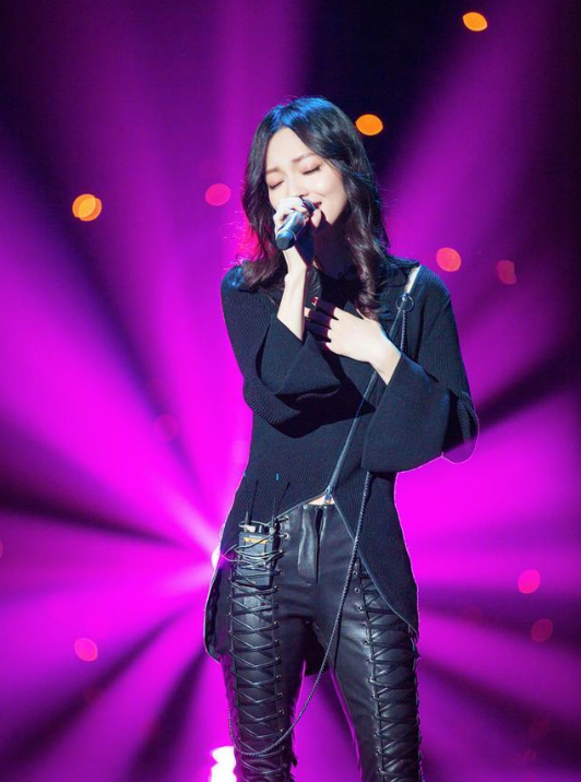 张韶涵《歌手》皮裤造型美爆，有几个明星能把皮裤穿好看？